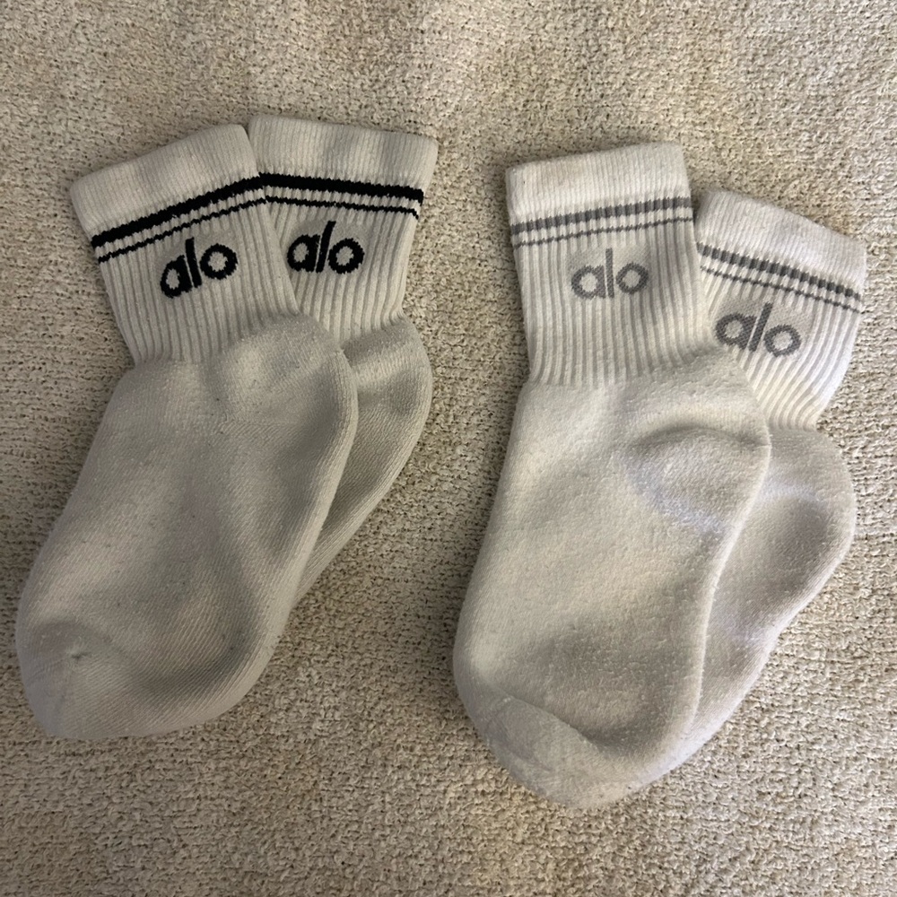 Alo Yoga Crew Socks Bundle – 2 Pairs White Logo Athletic Socks